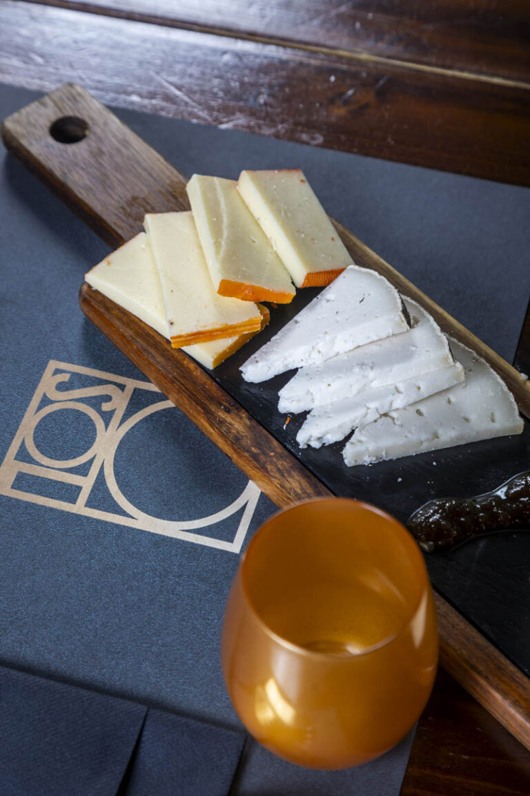 Mitja taula de formatges (mao, garrotxa, cadineu i manxec)